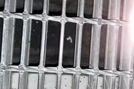 《AirPods掉進水溝裡》他發揮創意釣出來獲網友盛讚 但其實有更便宜的解方？