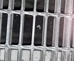 《AirPods掉進水溝裡》他發揮創意釣出來獲網友盛讚 但其實有更便宜的解方？