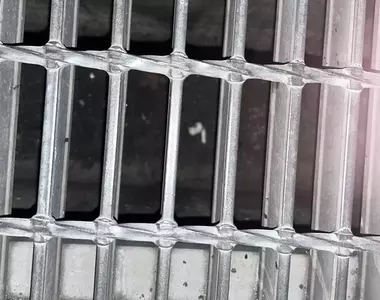 《AirPods掉進水溝裡》他發揮創意釣出來獲網友盛讚 但其實有更便宜的解方？