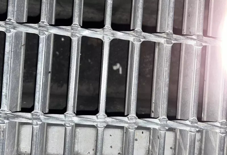 《AirPods掉進水溝裡》他發揮創意釣出來獲網友盛讚 但其實有更便宜的解方？