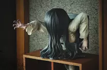 《貞子詛咒胸像模型》螢幕可拆方便性有了，而且還能隨時隨地讓貞子現身喔(爬)