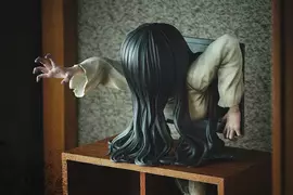 《貞子詛咒胸像模型》螢幕可拆方便性有了，而且還能隨時隨地讓貞子現身喔(爬)