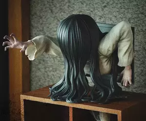 《貞子詛咒胸像模型》螢幕可拆方便性有了，而且還能隨時隨地讓貞子現身喔(爬)