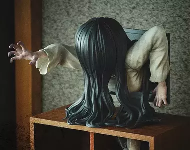 《貞子詛咒胸像模型》螢幕可拆方便性有了，而且還能隨時隨地讓貞子現身喔(爬)