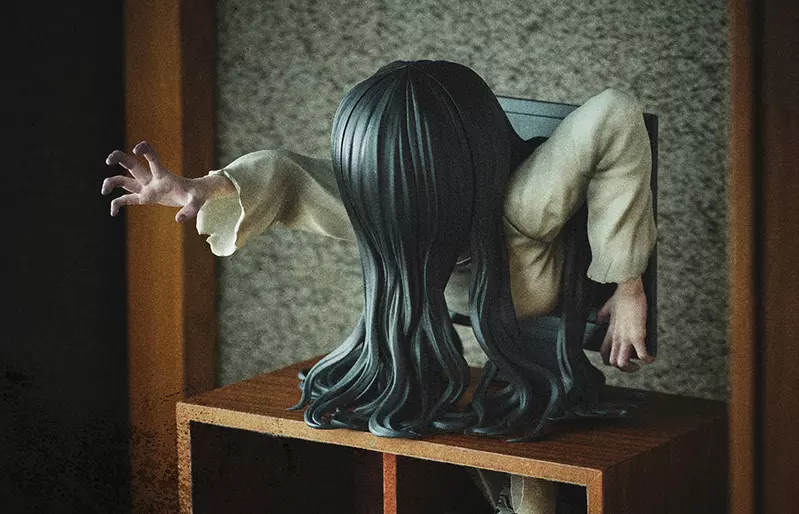 《貞子詛咒胸像模型》螢幕可拆方便性有了，而且還能隨時隨地讓貞子現身喔(爬)