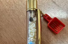 網友分享《貓砂原子筆》不但能寫還有個貓砂鏟吊飾，外加筆管裡面還有便便超還原XD