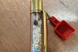 網友分享《貓砂原子筆》不但能寫還有個貓砂鏟吊飾，外加筆管裡面還有便便超還原XD