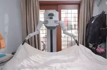 UniX AI公司展示《輪式雙臂人型機器人Panther》在一般人家中實際投入使用的樣子