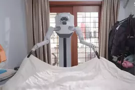 UniX AI公司展示《輪式雙臂人型機器人Panther》在一般人家中實際投入使用的樣子