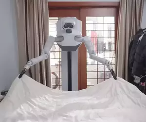 UniX AI公司展示《輪式雙臂人型機器人Panther》在一般人家中實際投入使用的樣子