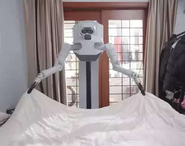 UniX AI公司展示《輪式雙臂人型機器人Panther》在一般人家中實際投入使用的樣子