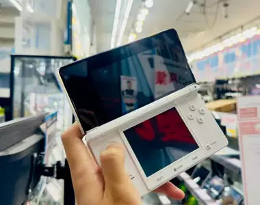 日本二手店宣稱拿到一台《未使用3DS主機》卻拆封還用手摸引爆爭議了