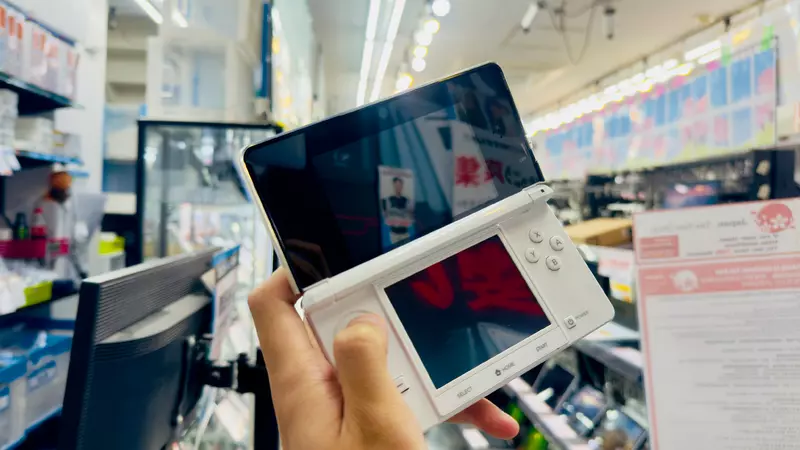 日本二手店宣稱拿到一台《未使用3DS主機》卻拆封還用手摸引爆爭議了