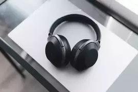 耳機破皮嚴重老婆看不下去動手做《黑色針織耳罩套》結果反而超實用且大受網友好評