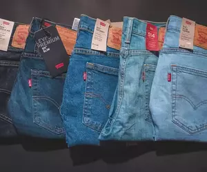 在野外放置play20年的牛仔褲最後會變怎樣？只能說還沒被自然分解的話，最終也變成了超級破損牛仔褲了吧(笑)