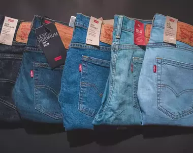 在野外放置play20年的牛仔褲最後會變怎樣？只能說還沒被自然分解的話，最終也變成了超級破損牛仔褲了吧(笑)