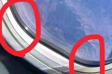 她在飛機上拿《壓克力人形立牌》拍照 卻掉進窗戶縫隙悲劇了