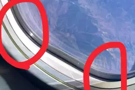 她在飛機上拿《壓克力人形立牌》拍照 卻掉進窗戶縫隙悲劇了