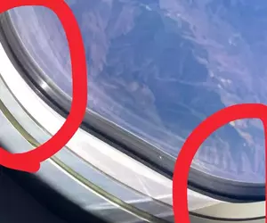 她在飛機上拿《壓克力人形立牌》拍照 卻掉進窗戶縫隙悲劇了