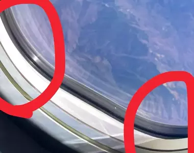 她在飛機上拿《壓克力人形立牌》拍照 卻掉進窗戶縫隙悲劇了