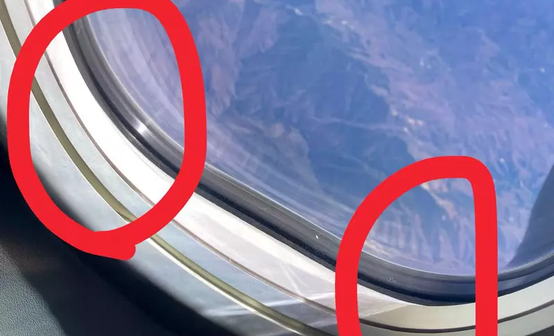 她在飛機上拿《壓克力人形立牌》拍照 卻掉進窗戶縫隙悲劇了