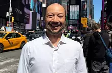 電影《8號出口》飾演行走大叔的演員「河内大和」現身紐約，照片PO網後主演「二宮和也」表示:這根本是好萊塢巨星了吧！？