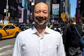 電影《8號出口》飾演行走大叔的演員「河内大和」現身紐約，照片PO網後主演「二宮和也」表示:這根本是好萊塢巨星了吧！？