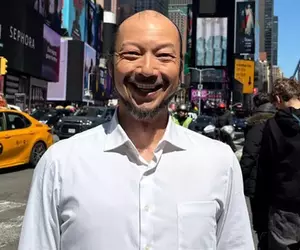 電影《8號出口》飾演行走大叔的演員「河内大和」現身紐約，照片PO網後主演「二宮和也」表示:這根本是好萊塢巨星了吧！？