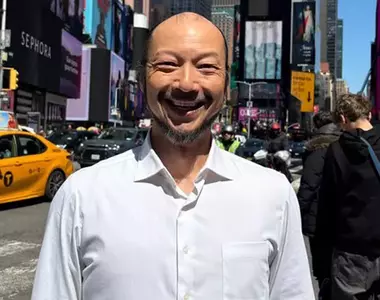 電影《8號出口》飾演行走大叔的演員「河内大和」現身紐約，照片PO網後主演「二宮和也」表示:這根本是好萊塢巨星了吧！？