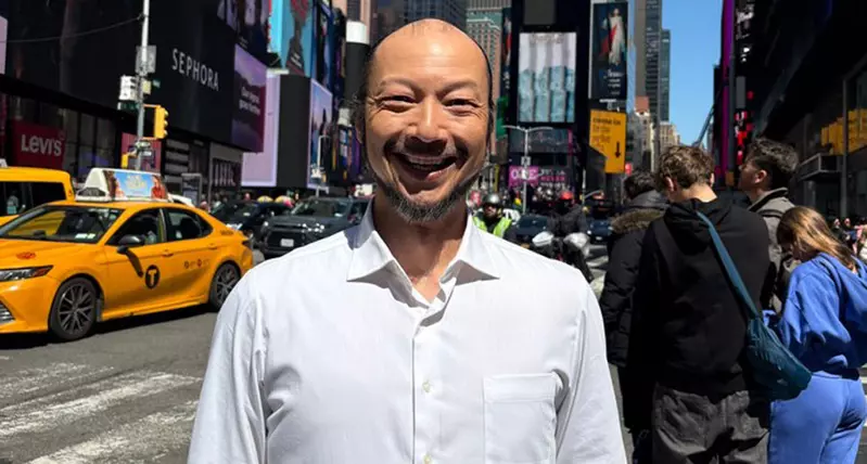 電影《8號出口》飾演行走大叔的演員「河内大和」現身紐約，照片PO網後主演「二宮和也」表示:這根本是好萊塢巨星了吧！？