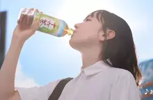 朝日飲料請來《新垣結衣》拍攝最新十六茶廣告，網友看完表示:看起來不像37歲，彷彿時間停留在18歲時一樣