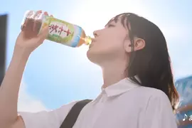 朝日飲料請來《新垣結衣》拍攝最新十六茶廣告，網友看完表示:看起來不像37歲，彷彿時間停留在18歲時一樣