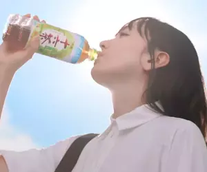 朝日飲料請來《新垣結衣》拍攝最新十六茶廣告，網友看完表示:看起來不像37歲，彷彿時間停留在18歲時一樣