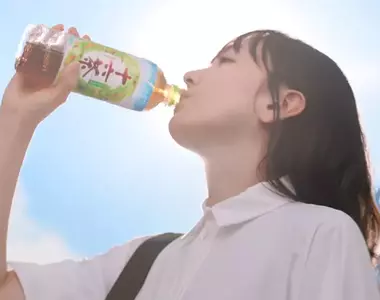 朝日飲料請來《新垣結衣》拍攝最新十六茶廣告，網友看完表示:看起來不像37歲，彷彿時間停留在18歲時一樣