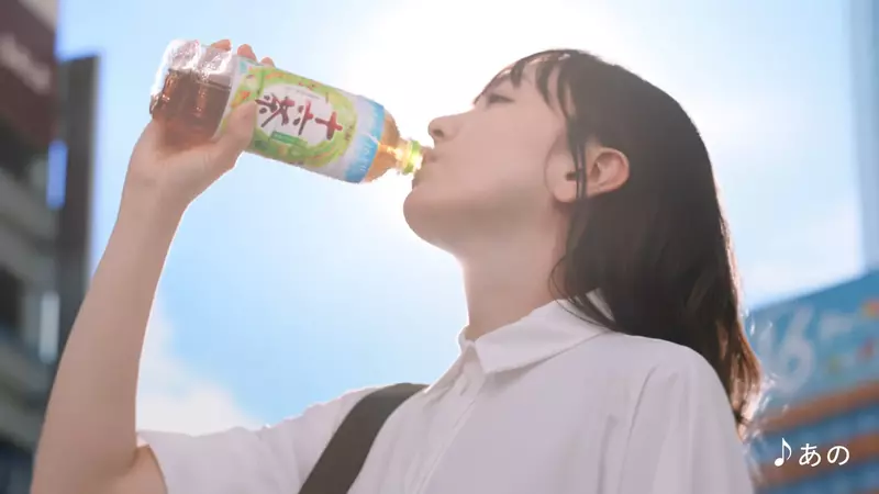 朝日飲料請來《新垣結衣》拍攝最新十六茶廣告，網友看完表示:看起來不像37歲，彷彿時間停留在18歲時一樣