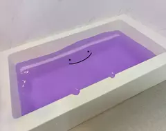 《浴缸裡的百變怪》只因為他洗澡使用紫色入浴劑 就引來網友爭相幫忙畫臉了