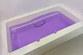 《浴缸裡的百變怪》只因為他洗澡使用紫色入浴劑 就引來網友爭相幫忙畫臉了