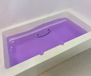 《浴缸裡的百變怪》只因為他洗澡使用紫色入浴劑 就引來網友爭相幫忙畫臉了