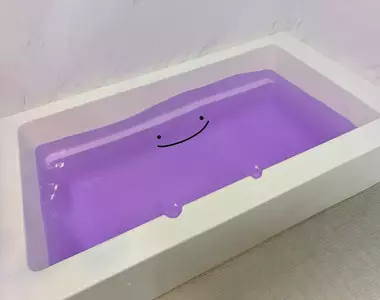 《浴缸裡的百變怪》只因為他洗澡使用紫色入浴劑 就引來網友爭相幫忙畫臉了