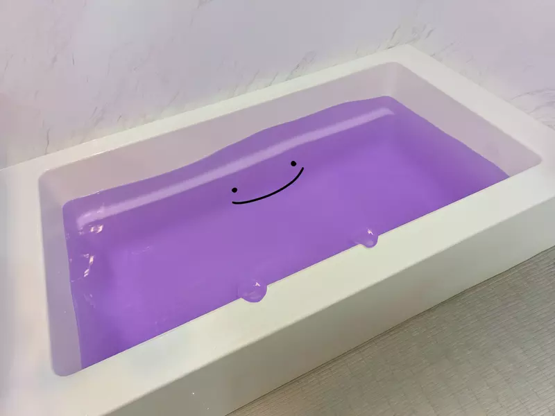 《浴缸裡的百變怪》只因為他洗澡使用紫色入浴劑 就引來網友爭相幫忙畫臉了