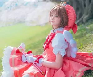 在櫻花樹下的《庫洛魔法使》Cosplay「奇蹟美照」引起熱議，網友表示:從天而降的感覺太美了