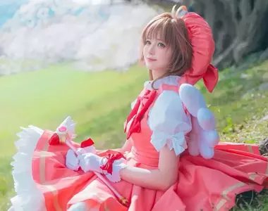 在櫻花樹下的《庫洛魔法使》Cosplay「奇蹟美照」引起熱議，網友表示:從天而降的感覺太美了