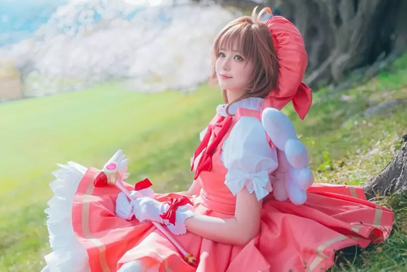 在櫻花樹下的《庫洛魔法使》Cosplay「奇蹟美照」引起熱議，網友表示:從天而降的感覺太美了