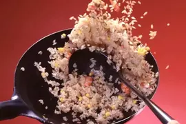 考考大家《這張炒飯照片是怎麼拍的》食品模型公司的創意令人讚嘆