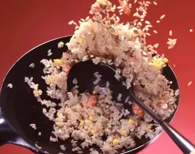 考考大家《這張炒飯照片是怎麼拍的》食品模型公司的創意令人讚嘆