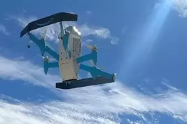 《亞馬遜無人機配送服務》飛到你家院子上方用空投的方式扔下貨物引起爭議