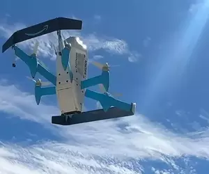 《亞馬遜無人機配送服務》飛到你家院子上方用空投的方式扔下貨物引起爭議