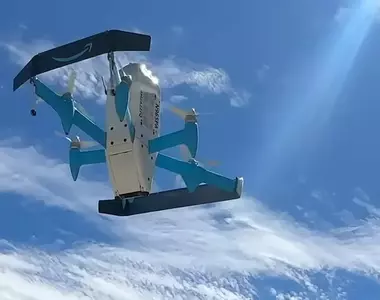 《亞馬遜無人機配送服務》飛到你家院子上方用空投的方式扔下貨物引起爭議