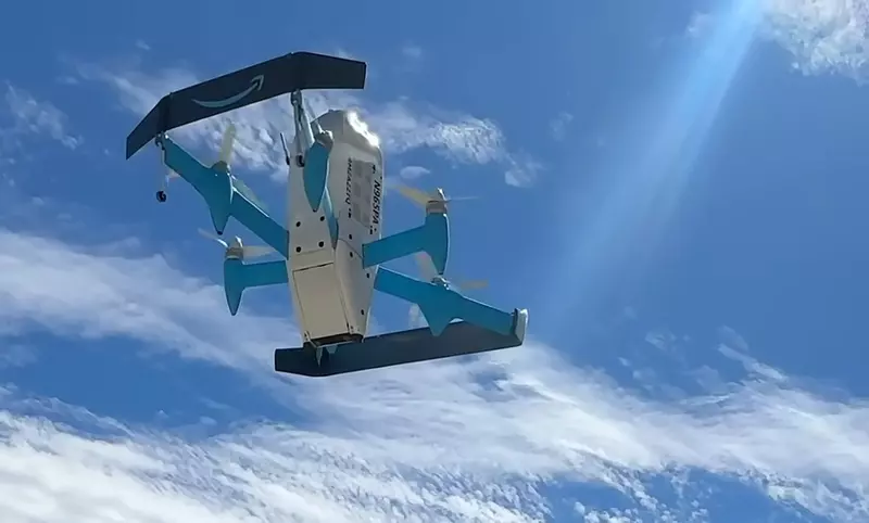 《亞馬遜無人機配送服務》飛到你家院子上方用空投的方式扔下貨物引起爭議