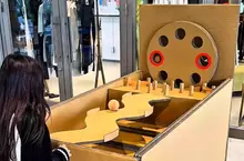 手工大神搭起來的厚紙板彈珠台 歷經16個小時完成的作品深受孩子們的喜愛